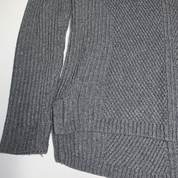 Madewell hex comb 1937 grey Sweater size Medium. Crew neck. slits on the side. - Picture 8 of 16